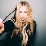 Слушать Baby It&#039;s Cold Outside - Avril Lavigne & Jonny Blu онлайн